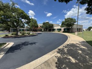 How Do I Find the Best Austin Sealcoating Contractors For My Pavement?